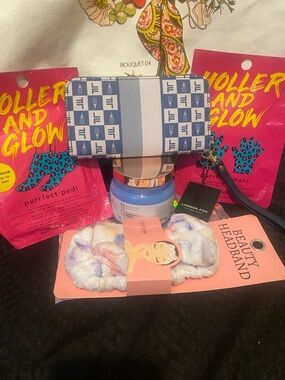 London Fog Blue and White Patterned Wristlet Wallet 8x4”  bundle nwt 5 pieces